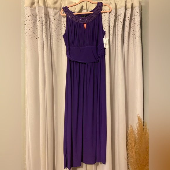 Dresses & Skirts - Brand- Ronni Nicole
Size- 14W, PTP- 19”-22”, Length- 55”
Color- Purple